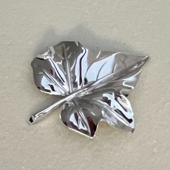 Vintage Signed Crown Trifari Silver Tone Veined Maple Leaf Brooch Pin - Picture 6 of 6
